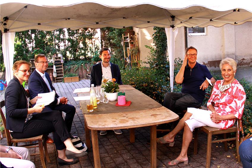 Die FDP-Landtagsabgeordneten Jürgen Keck und Daniel Karrais (am Tischende von links) informierten sich am Dienstag bei Hans-Ulrich Händel (Dritter von rechts), Barbara Hägele, Sabrina Glöckler (rechts) und Frank Börnard (nicht im Bild) über das Bürgerengagement in Sulz. Bild: kpd