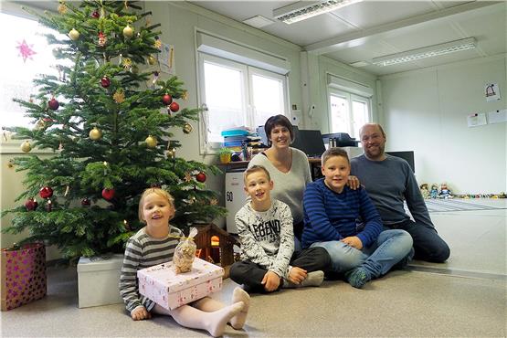 Die Familie Hübl feiert Weihnachten dieses Jahr im Container, ihr Haus ist seit einem Brand im Juli unbewohnbar. Bilder: Karl-Heinz Kuball