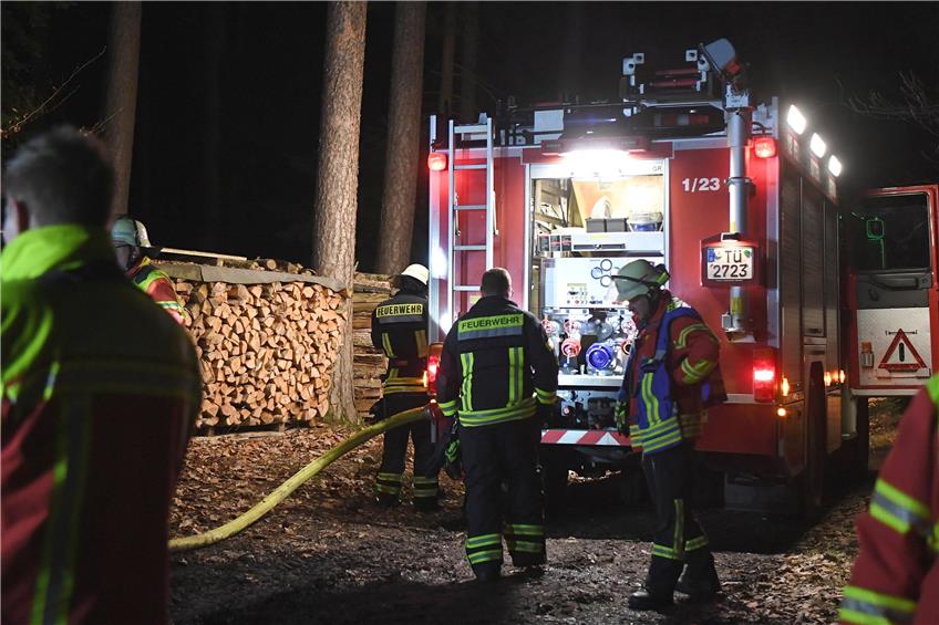 Die Feuerwehr beim Einsatz im Oberndorfer Wald am Pfaffenberg. Bild: Ulmer