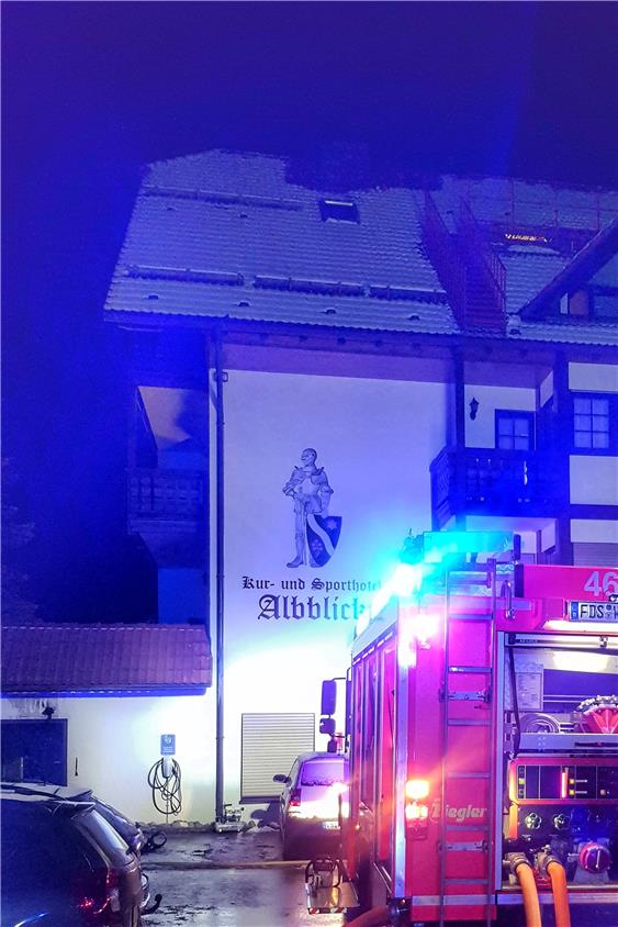 Die Feuerwehr im Einsatz beim „Albblick“-Hotel.