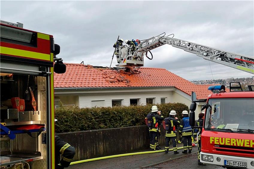 Die Feuerwehr öffnet das Dach, um den Breand löschen zu können. Bild: Ulrich Metz