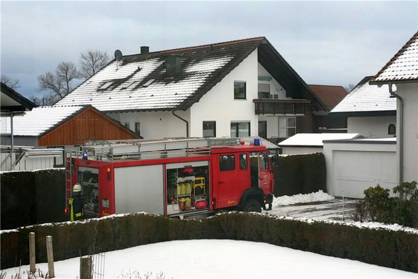 Die Feuerwehrabteilung Eutingen und der DRK-Ortsverein Eutingen rückten am Mittwoch in die Stauffenbergstraße in Eutingen aus.Bild: Feinler