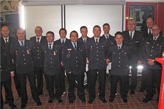 Die Feuerwehrabteilung Grünmettstetten ist mit Recht stolz auf den Ausbildungsstand ihrer 21 aktiven Mitglieder. Im zurückliegenden Jahr wurden viele Fortbildungen erfolgreich absolviert. Bild: Willy Bernhardt