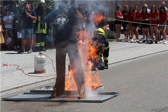 Die Feuerwehrabteilung Vollmaringen zeigte auf, wie man richtig bei einem Fettbrand handelt.Bilder: Alexandra Feinler