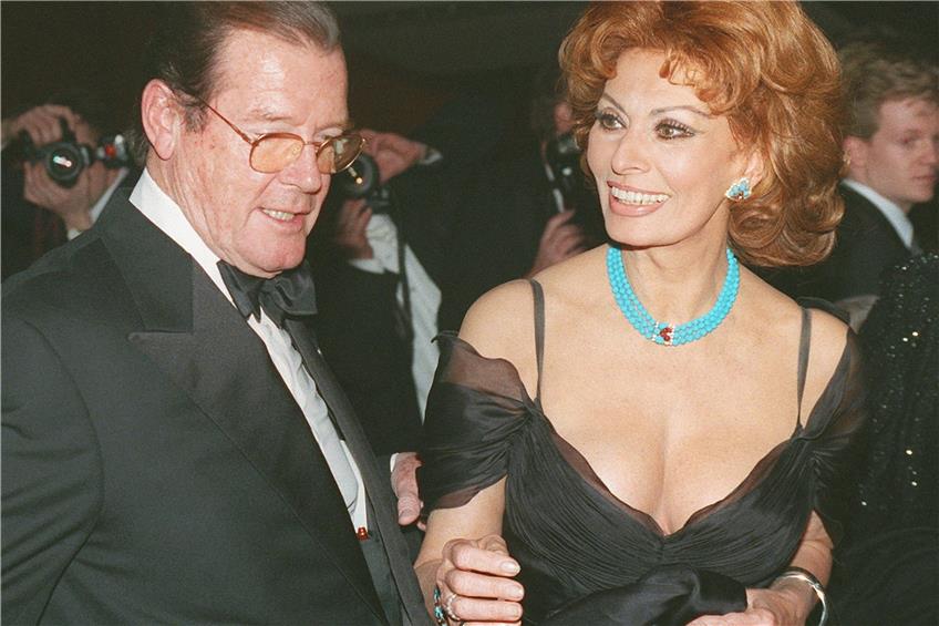 Die Filmstars Roger Moore (l) und Sophia Loren im Februar 1999 beim Frankfurter Opernball. Foto: picture-alliance/dpa