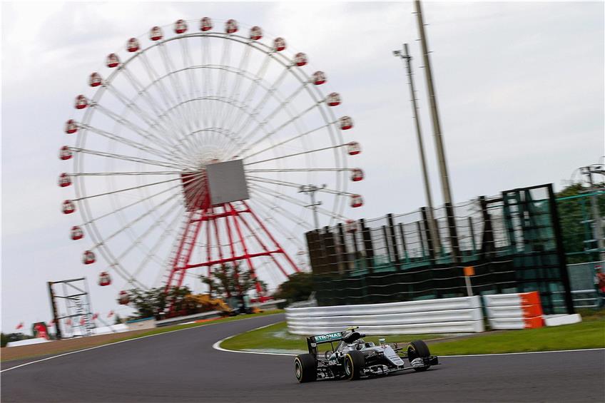 Die Formel 1  Jahrmarkt der Eitelkeiten und des Ehrgeizes, der schnellste Pilot der Welt zu sein: Nico Rosberg im Training vor dem Riesenrad am Rande des Kurses von Suzuka. Foto: dpa