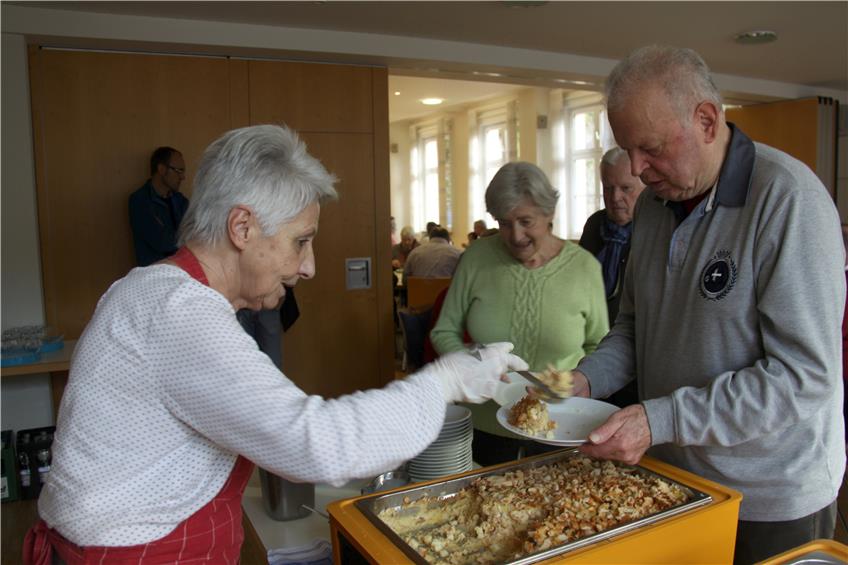 Die Frauen an der Essensausgabe – im Bild Barbara Hägele – hatten bei der Premiere des „Sulzer Mittagstischs“ alle Hände voll zu tun, um den großen Ansturm der hungrigen Gäste zu bewältigen.