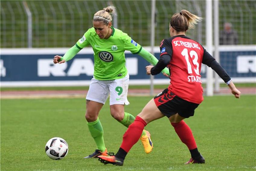 Die Freiburgerin Starke (rechts) und die Wolfsburgerin Blässe kämpfen um den Ball. Foto: Uli Deck dpa
