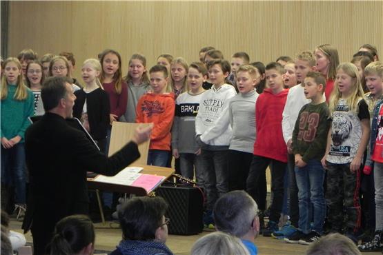 Die Fünftklässler des Albeck-Gymnasiums sangen volle Freude ihre eingeübten Weihnachtslieder. Das Publikum durfte teilweise mitmachen.Bilder: Petra Haubold