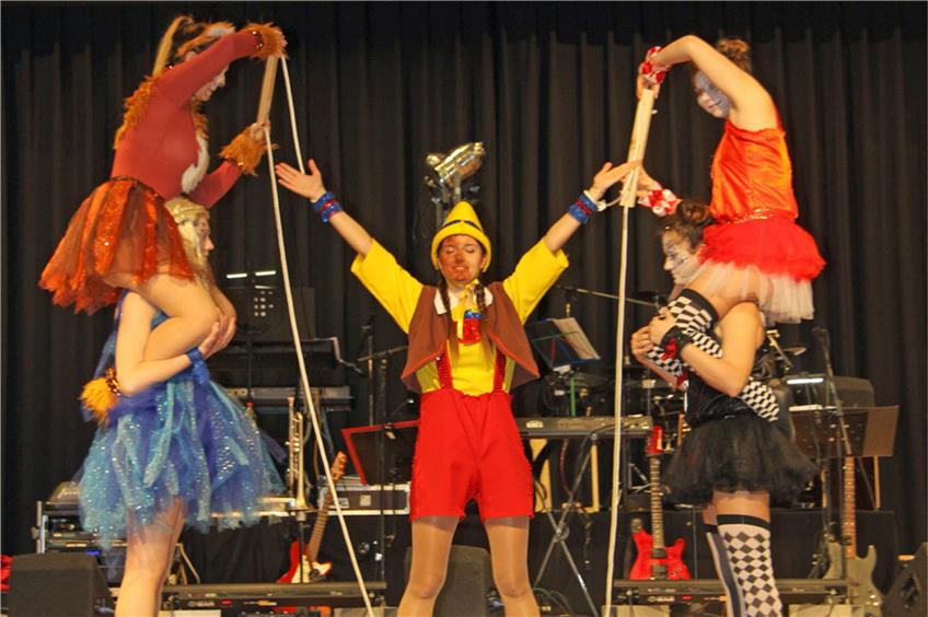 Die Geschichte von Pinocchio, Geppetto und den tierischen Freunden der Holzfigur erzählte die Garde aus Vöhringen in aufwendig choreografiertem Tanz.