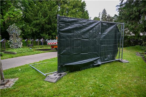 Die Grabstätte von Wolfgang Schäuble hinter einer Absperrung auf dem Friedhof. Foto: Marius Bulling/dpa
