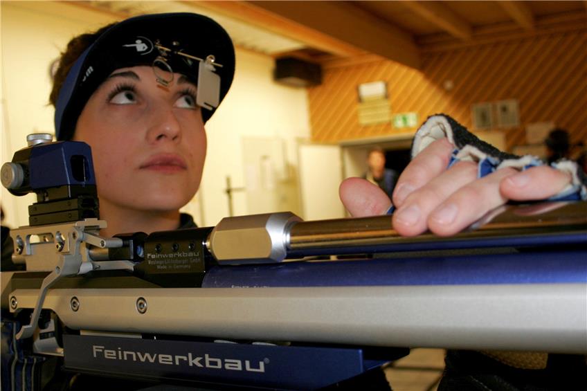Die Grünmettstetterin Rebecca Lipp kann zufrieden auf ihr Schießergebnis blicken. Bild: Sascha Eggebrecht