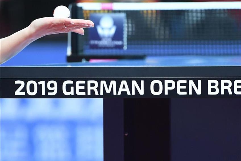 Die Hand einer Spielerin mit einem Ball ist über dem Schriftzug "2019 German Open Bremen" zu sehen. Foto: Carmen Jaspersen/dpa
