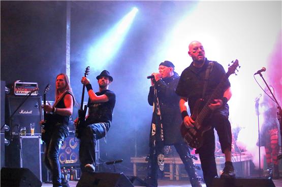 Die Hard-Rock-Band No Way sorgte am Samstagabend für Stimmung in Pfäffingen. Bild: Erich Sommer