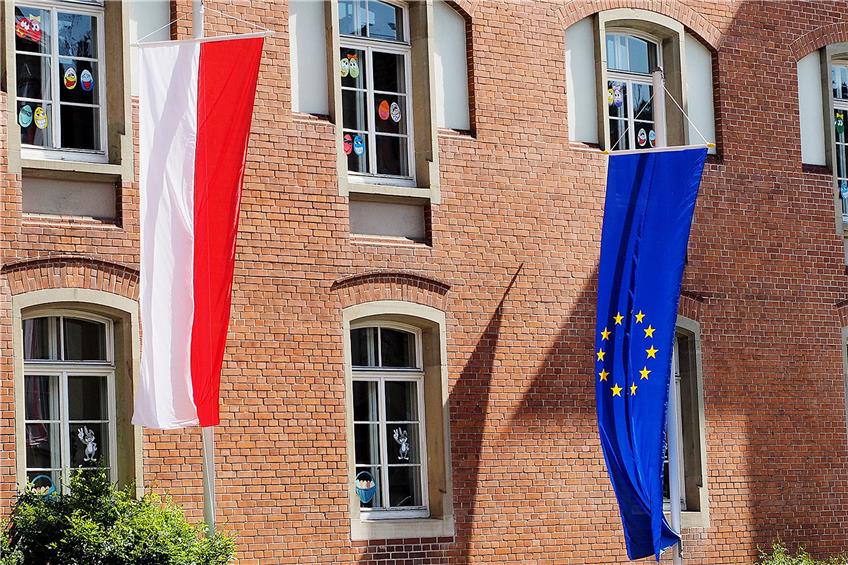 Die Horber und die europäischen Farben waren vor dem Wahllokal in der Gutermann-Grundschule geflaggt. Bilder: Karl-Heinz Kuball