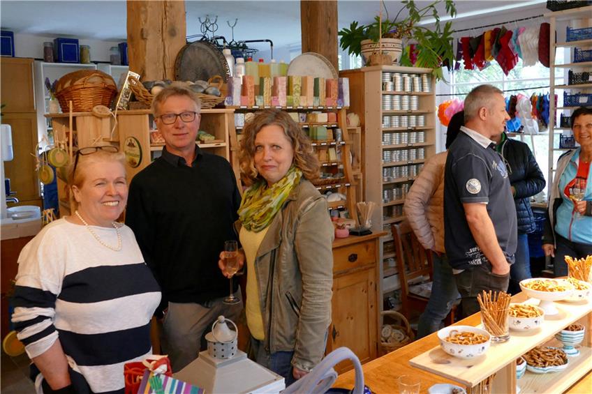 Die Inhaberin der Seifenschule und Manufaktur „Waldseifen“, Susanne Albert (links), hier mit einigen Gästen am Tag der Eröffnung.Bilder: Sabine Stadler