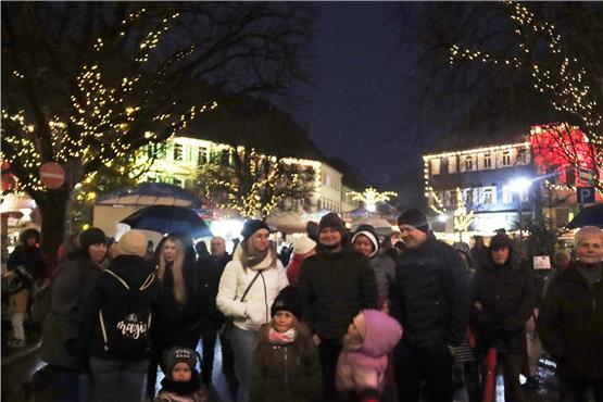Die Innenstadtbeleuchtung ist eingeschaltet: „Sulz erstrahlt“ ab jetzt bis Dreikönig. Die vielen Besucher des Weihnachtsmarkts freuten sich, als am Freitag tausende von Lichtern angingen. Bilder: Cristina Priotto