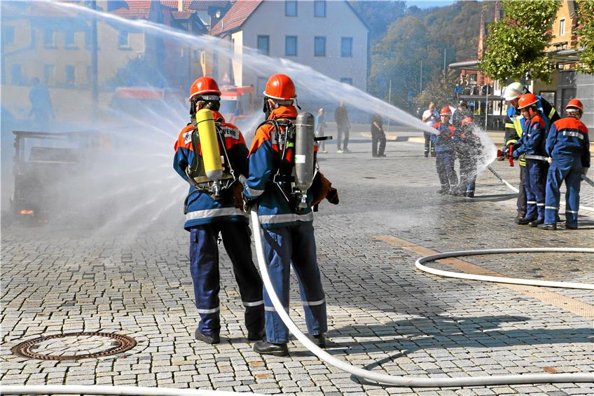 Die Jugendfeuerwehr, hier bei einer 48-Stunden-Übung in Rottenburg, hilft dabei, Ehrenamtliche für die Brandbekämpfung zu begeistern. Doch der Trend geht zu mehr hauptamtlichen Feuerwehrleuten. Archivbild: Bernhard