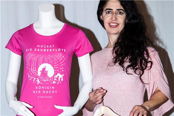 Die Königin der Nacht kann künftig mit dem entsprechenden T-Shirt ausgehen, wahlweise in Nachtschwarz oder Rosé. Cornelia Szelenyi zeigt ihre Kreationen.Foto: Peter Köhler