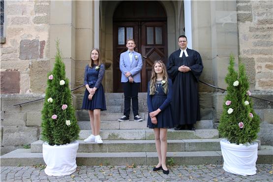 Die Konfirmation mit Pfarrer Christof Gruber (rechts) markiert den Eintritt ins kirchliche Erwachsenenleben für (von links) Caroline Junge,Jan Milz und Leonie Rühle. Bild: Emil Henger