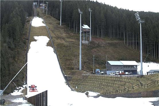 Die Lage an der Hochfirstschanze: Der Schnee aus dem Depot wird am Freitag aufgetragen. Foto: Webcam Titisee-Neustadt