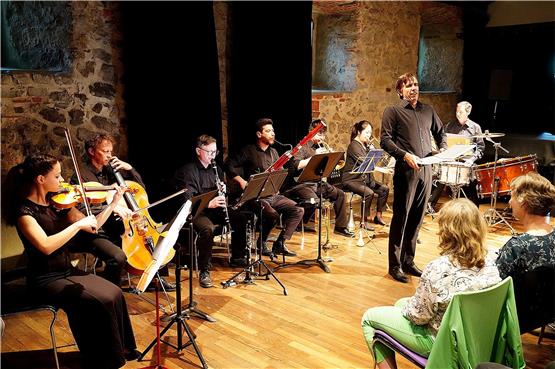 Die Lehrer der Horber Musikschule intonierten im Kloster einStrawinsky-Konzert „weitab jeder Leichtigkeit“. Bilder: Karl-Heinz Kuball