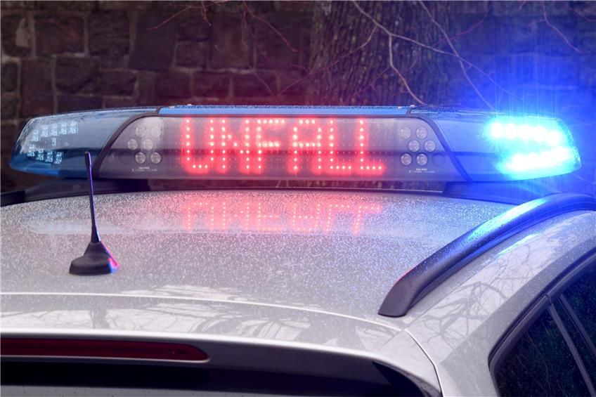 Die Leuchtschrift „Unfall“ auf dem Dach eines Polizeiwagens. Foto: Carsten Rehder/dpa/Symbolbild