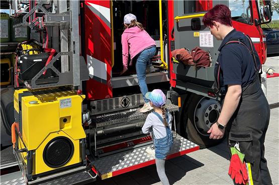Die Mädchen erkunden das Feuerwehrfahrzeug. Bild: Emily Kremenic
