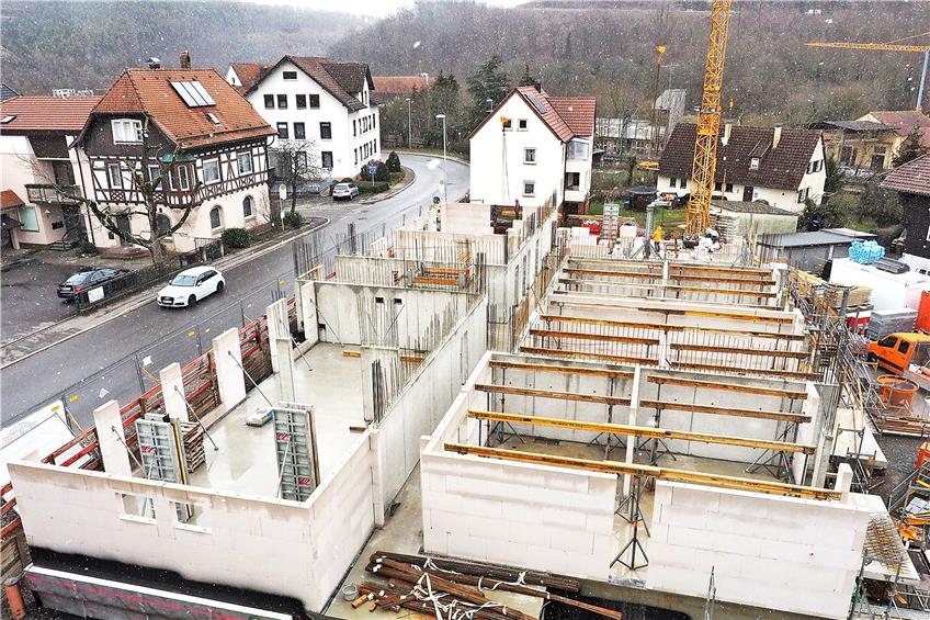 Die Mauern für das Erdgeschoss des Betreutes-Wohnen-Projekts steht, und täglich wächst es ein Stück weiter in die Höhe. Bilder: Karl-Heinz Kuball