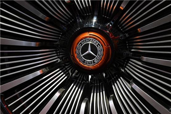 Die Mercedes-Benz präsentiert sich beim Pressetag der Auto- und Verkehrsmesse IAA in einer Halle der Messe München. Foto: Martin Schutt/dpa