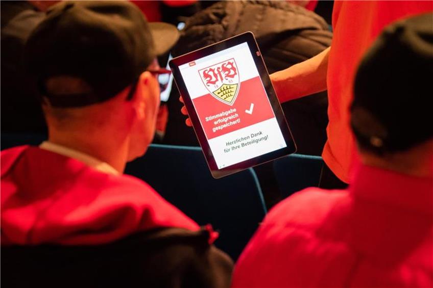 Die Mitglieder des VfB Stuttgart stimmen mit einem Tablet ab. Foto: Tom Weller/dpa