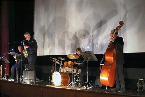 Die Mössinger Jazzband Double-U spielten (noch ohne Sonnenbrillen) vor der Leinwand Fernseh- und Kino-Hits zum 70-Jahr-Jubiläum derLichtspiele Mössingen. Bild: Erich Sommer