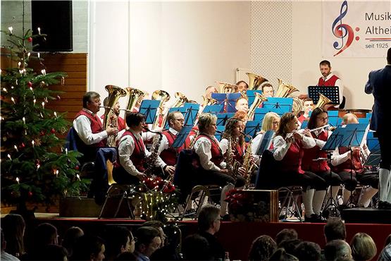 Die Musikkapelle Altheim begeisterte beim Jahreskonzert am Samstagabend in der örtlichen, weihnachtlich-dekorierten Turn- und Festhalle die Zuhörer. Bilder: Karl-Heinz Kuball