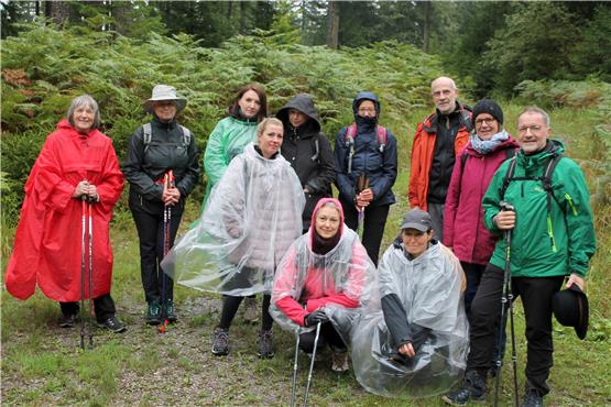 Die Pilgerwandergruppe zum Thema „Sich mit den Elementen verbinden“ auf dem Weg zum Schliffkopf mit Landschaftsführerin Ursula Keck (links). Bild: Gerhard Keck
