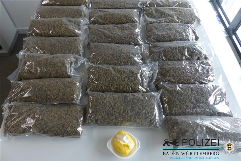 Die Polizei hat drei mutmaßlichen Drogenhändlern eine Falle gestellt und 20 Kilogramm Marihuana sowie 400 Gramm Kokain beschlagnahmt. Bild: Polizei RT