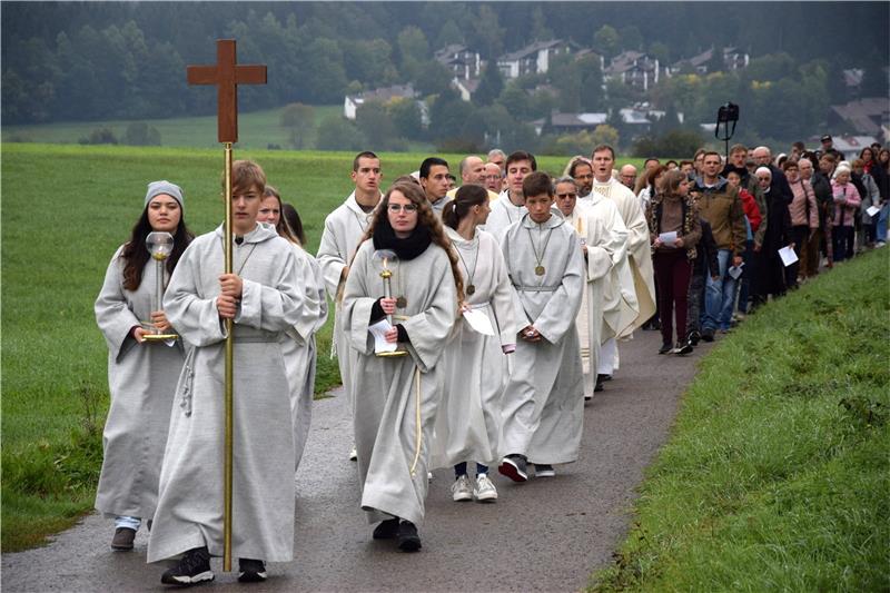 Die Prozession auf dem Weg von der Wallfahrtskirche Heiligenbronn nach Lützenhar...