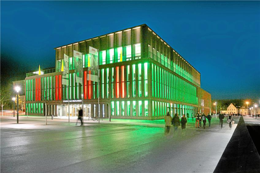 Die Reutlinger Stadthalle mit Weihnachtsbeleuchtung. Bild: Stadthalle Reutlingen