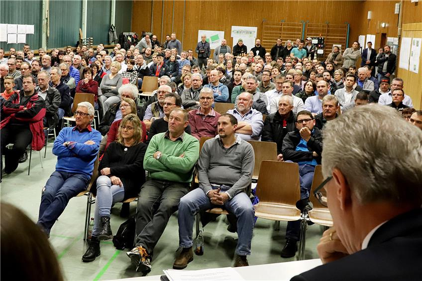 Die Sitzplätze waren bei der Weitinger Einwohnerversammlung zum Hallenumbau schnell besetzt – mehr als 250 Bürger waren am Dienstagabend erschienen. Bilder: Karl-Heinz Kuball