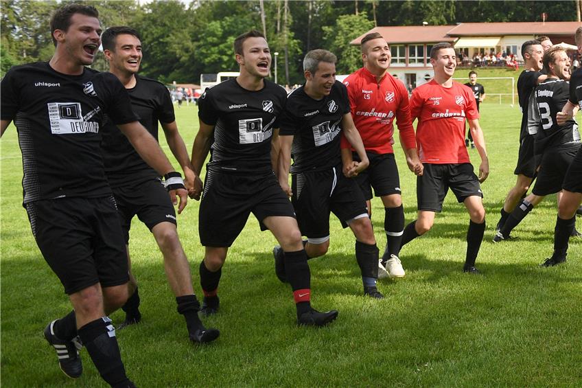 Die Spieler der SG Empfingen feiern nach dem Abpfiff mit ihren Fans den Klassenerhalt in der Bezirksliga. Bilder: Ulmer