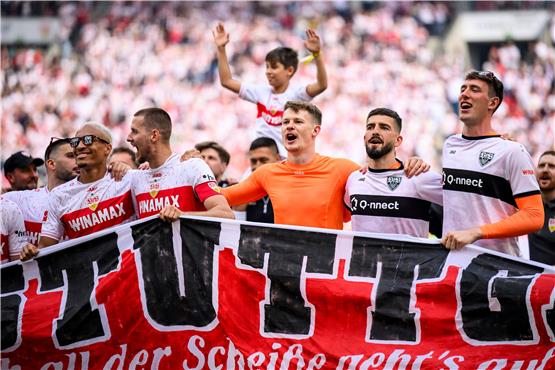 Die Spieler des deutschen Vizemeisters ließen sich nach einer grandiosen Saison von den Fans feiern.  Foto: Tom Weller/dpa