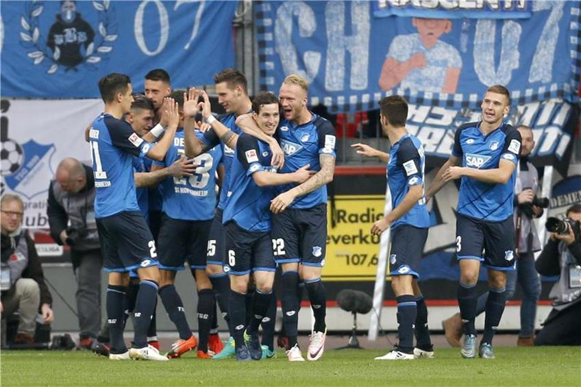 Die Spieler von Hoffenheim bejubeln das 1:0 gegen Leverkusen. Foto: Ina Fassbender dpa