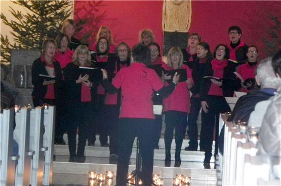 Die Sulzer „St. Johann-Singers“ mit Dirigentin Pia Bauer stimmten amSonntag beim „Adventslicht“ auf Weihnachten ein. Bild: Petra Haubold