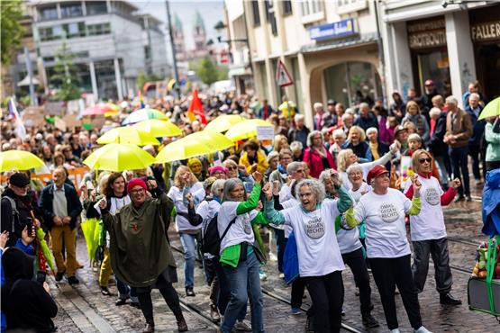 Die Teilnehmer einer Demonstration gegen Rechtsextremismus gehen durch die Innenstadt von Freiburg, angeführt werden sie von einer Gruppe tanzender Frauen, die T-Shirts mit der Aufschrift „Omas gegen rechts“ tragen. Foto: Philipp von Ditfurth/dpa