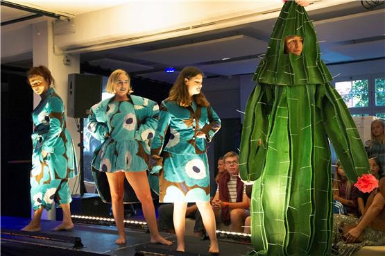 Die Verkaufsmodenschau mit Raritäten aus dem Kostüm-Fundus war beim LTT-Fest der Renner. Bild: Klaus Franke
