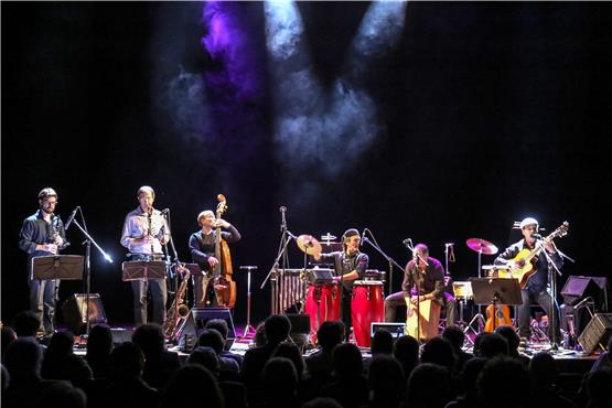 Die Vielfalt der lateinamerikanischen Musik: Grupo Sal auf der Bühne. Bild: Claude Diederich