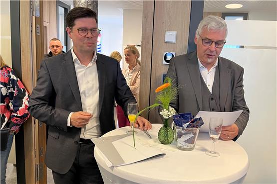Die Volksbank-Vorsitzenden Stefan Waidelich (links) und Jürgen Frey begrüßen die Gäste in der neuen Filiale. Bild: Mira Bültel