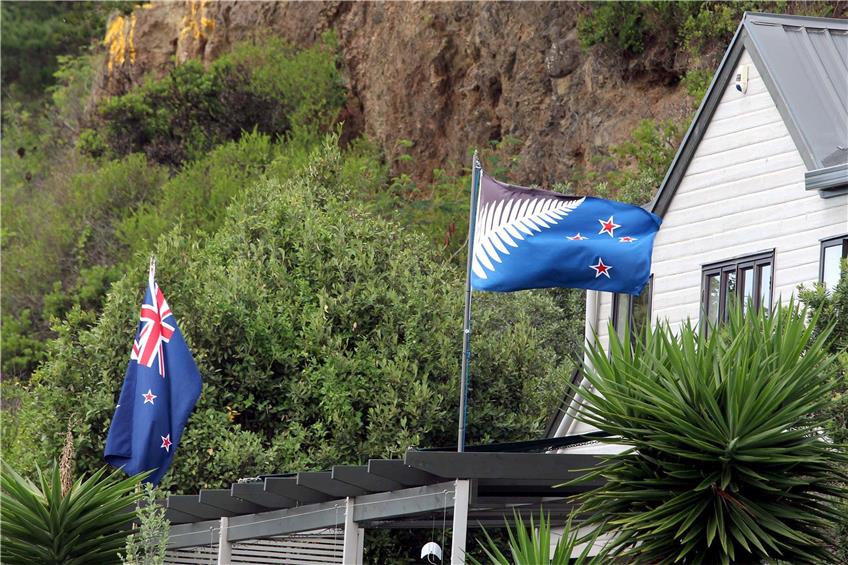 Die alteingesessene Flagge Neuseelands (links) hat sich doch gegen den Herausforderer mit dem Silberfarn durchgesetzt. Bild: de Marco