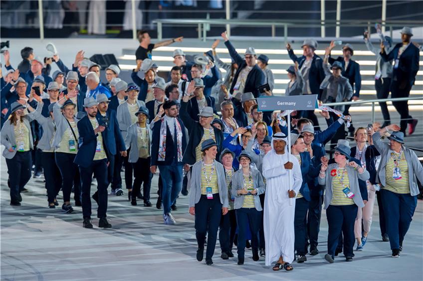 Die deutsche Delegation mit Simon Lanig beim Einlauf der Nationen im Zayed Sports City Stadium in Abu Dhabi Bild: SOD/Sascha Klahn