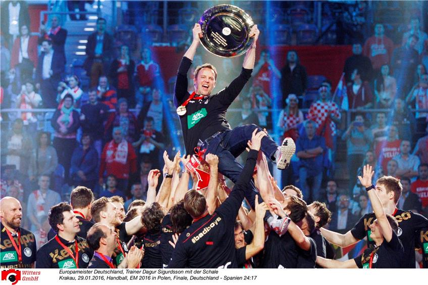 Die deutschen Handballer feierten mit ihrem Trainer Dagur Sigurdsson den Titel bei der EM 2016 in Polen. Nun soll das nächste Kapitel der Erfolgsgeschichte folgen. Foto: Witters