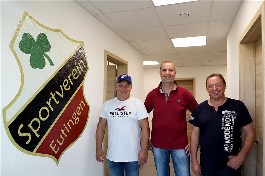 Die drei Vorsitzenden desSV Eutingen, Franz Nesch,Thomas Akermann und JörgTeufel (von links nach rechts) präsentierten am Wochenende stolz ihr neues Sportheim.